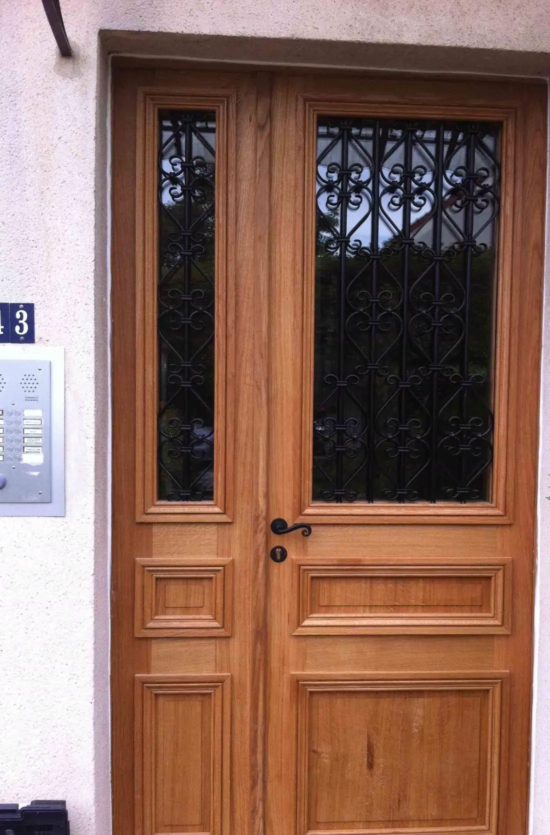 Porte sur rue tiercée, Le Corbeillier, Île-de-France — 2013 : Porte à trois panneaux, chêne clair, grilles forgées en partie haute.