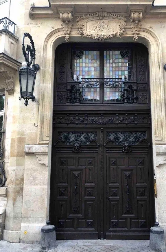 Porte cochère, 12 rue du Cardinal-Mercier, Paris 9e — 2018, après : Remise en teinte. Le vitrail de l'imposte, nettoyé, redonne sa lumière au porche.