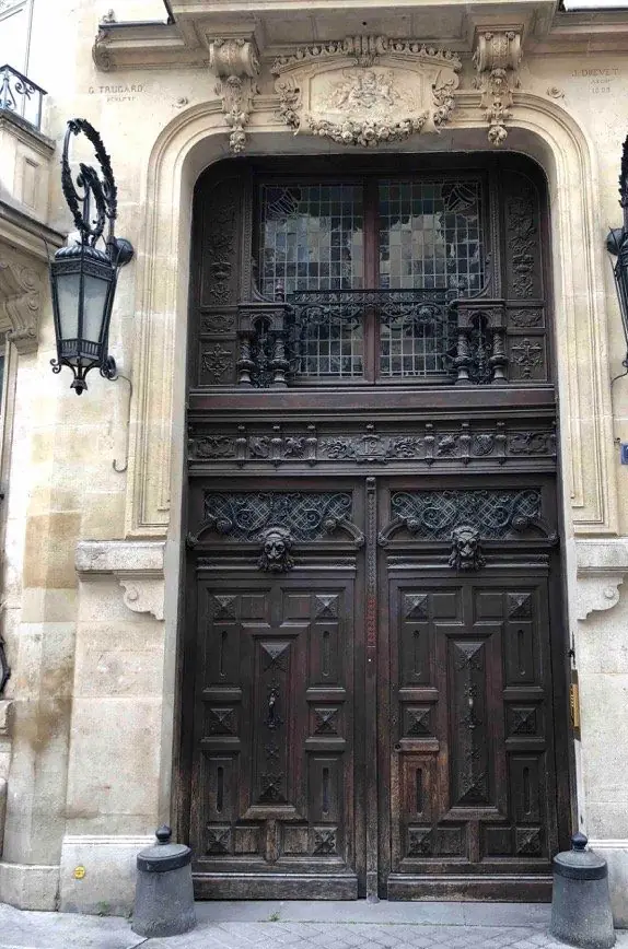 Porte cochère, 12 rue du Cardinal-Mercier, Paris 9e — 2018, avant : La porte déposée dans son état trouvé : teinte grisée, panneaux ouverts, ferrures encrassées.