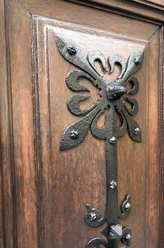Porte cochère, 12 rue du Cardinal-Mercier, Paris 9e — 2018, détail : Penture forgée en fleuron, reclouée sur panneau de chêne.