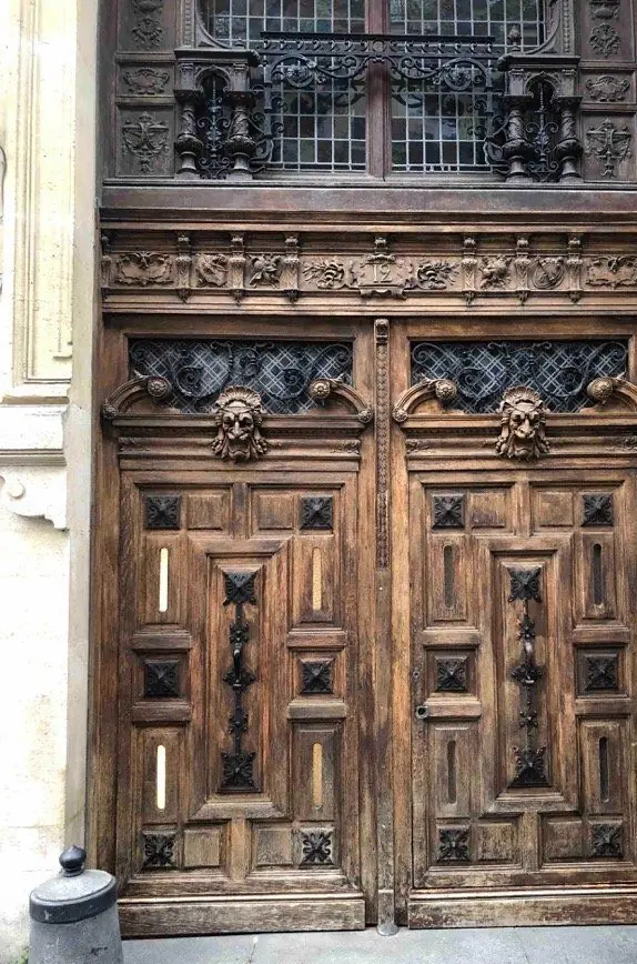 Porte cochère, 12 rue du Cardinal-Mercier, Paris 9e — 2018, en cours : Décapage terminé. Le chêne réapparaît, avec la trace des reprises anciennes.