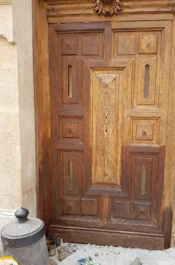 Porte cochère, 12 rue du Cardinal-Mercier, Paris 9e — 2018, en cours : Reprise du vantail bas, à hauteur de traverse : c'est là que l'eau travaille.