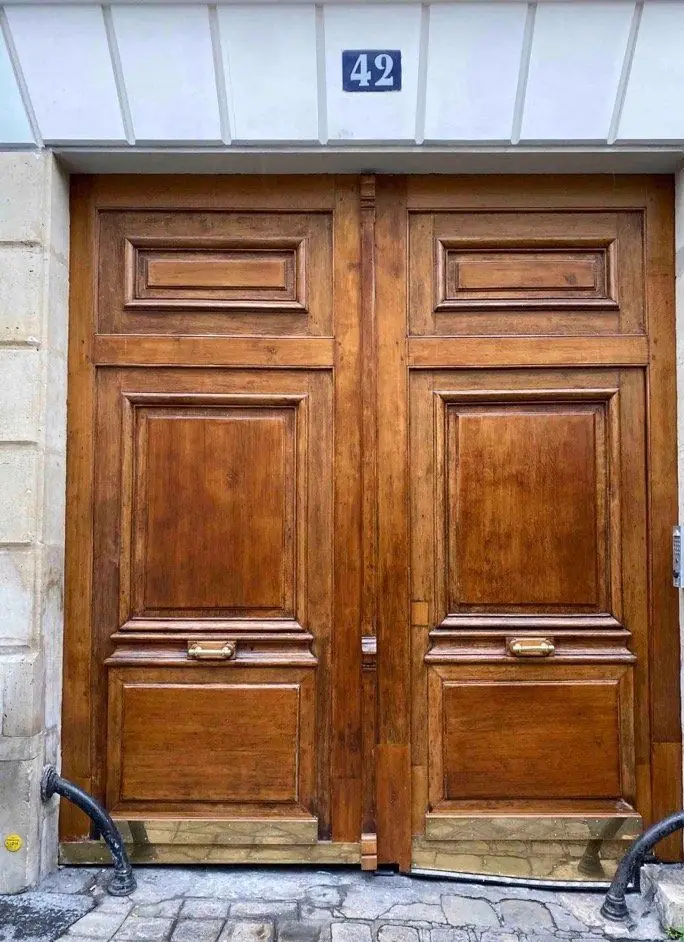Porte cochère, 42 rue du Cardinal-Lemoine, Paris 5e — 2019 : Porte à grands panneaux, chêne verni, poignées et seuil de laiton.