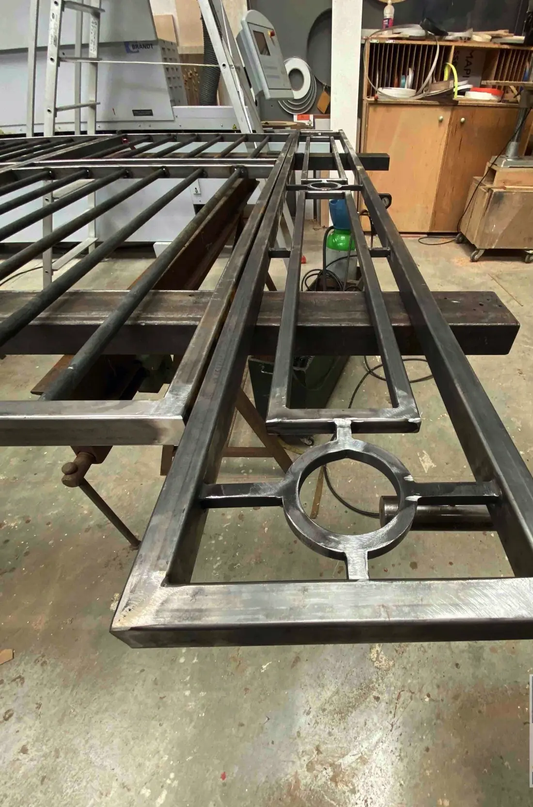 Grille de sas en atelier, 10 rue Saint-Paul, Paris 4e — 2020 : Le cadre soudé, à plat sur les tréteaux de l'atelier, avant peinture.