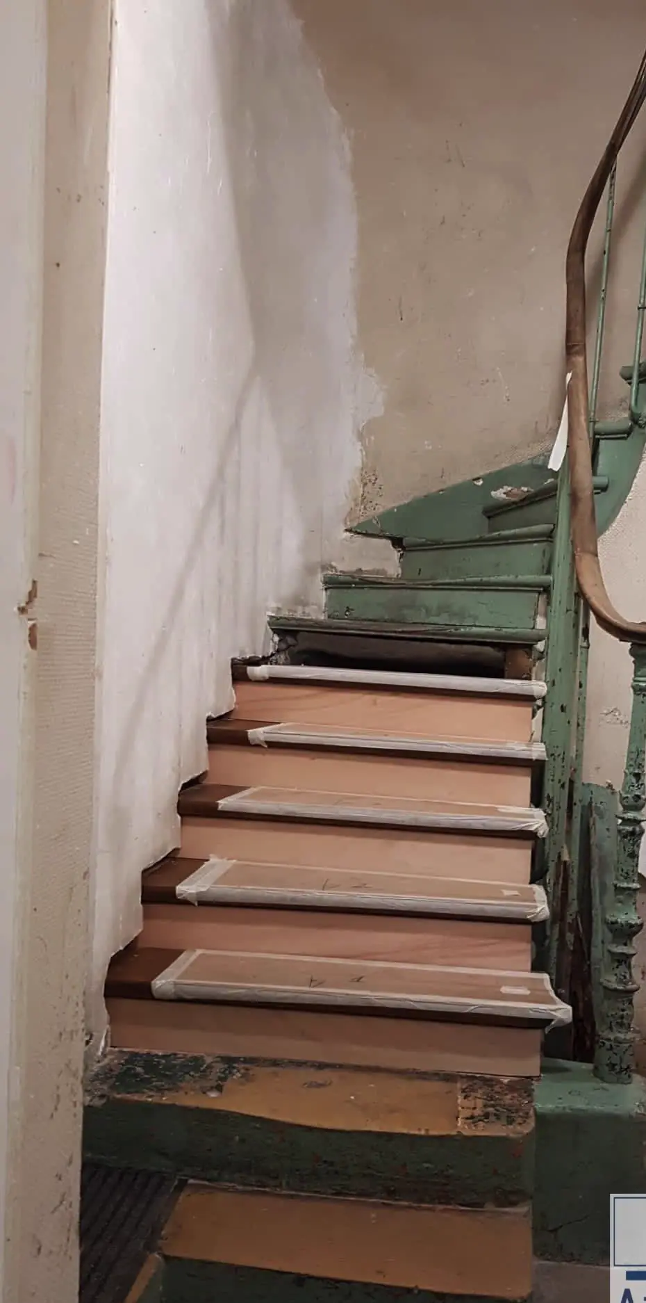 Escalier d'immeuble, rue de Vaucouleurs, Paris — 2021, en cours : Dépose des marches, une volée à la fois, l'escalier restant praticable.