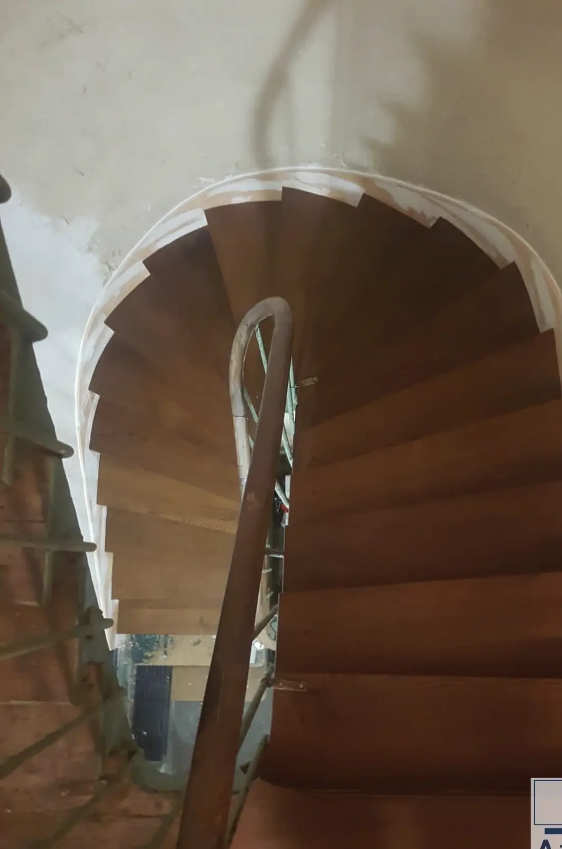 Escalier d'immeuble, rue de Vaucouleurs, Paris — 2021, après : Marches neuves en chêne, découpées au gabarit du balancement d'origine.