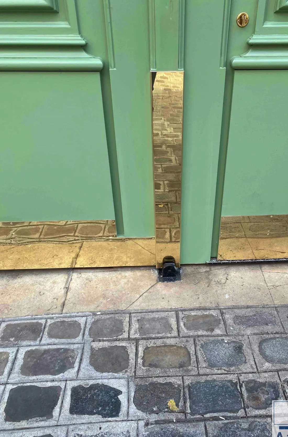 Porte cochère, 3 rue de la Perle, Paris — 2022, détail : Détail du panneautage neuf.