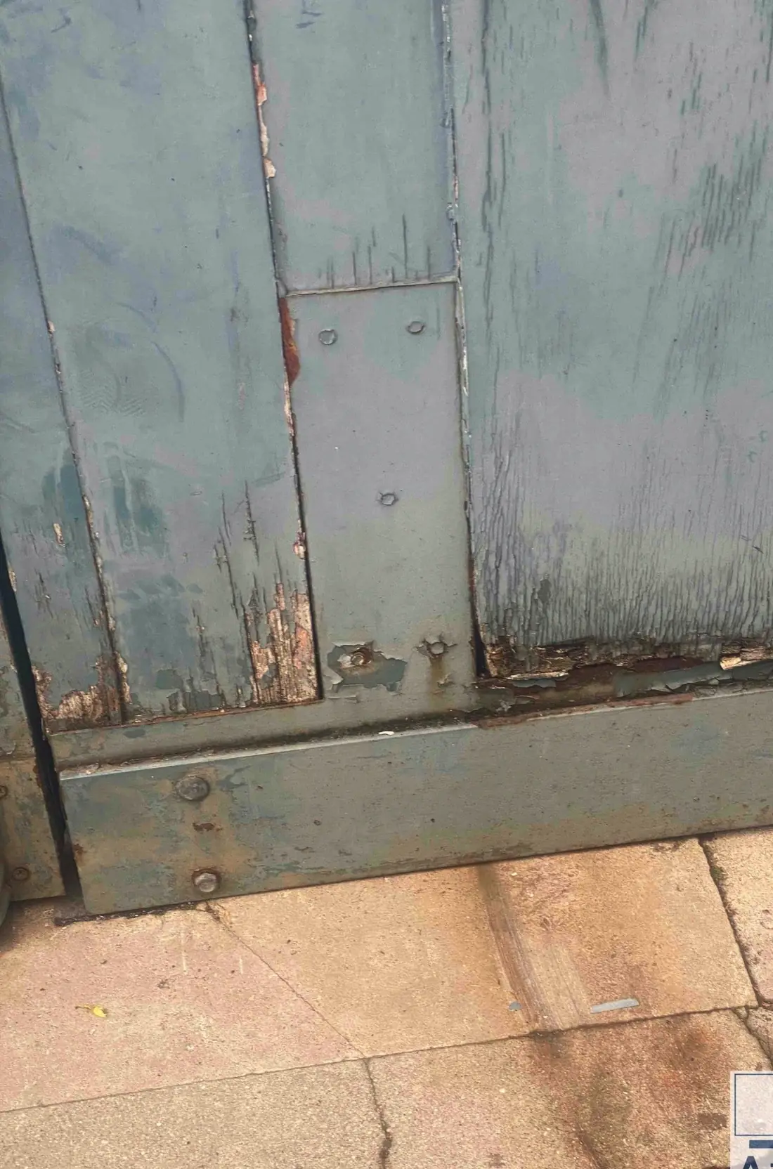 Porte cochère, 3 rue de la Perle, Paris — 2022, avant : Détail intérieur avant remplacement.