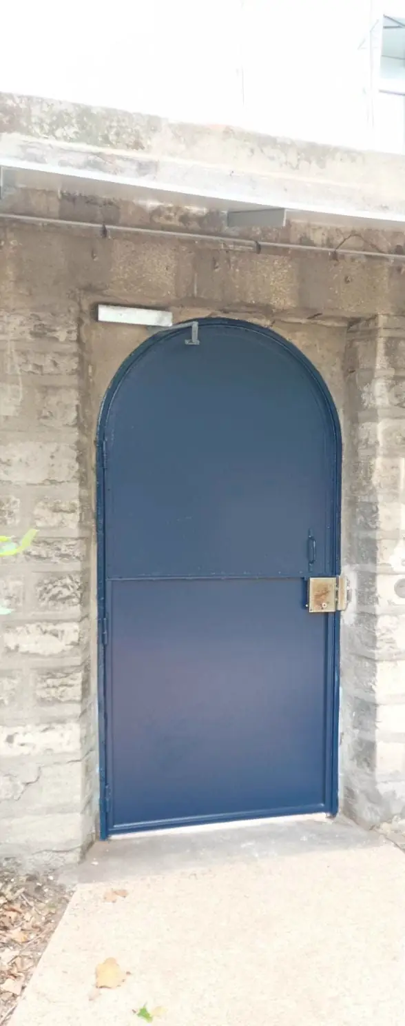 Porte en acier, Institut des Jeunes Aveugles, Paris 7e — 2023, après : Vue intérieure : la traverse de renfort reprise à l'identique.