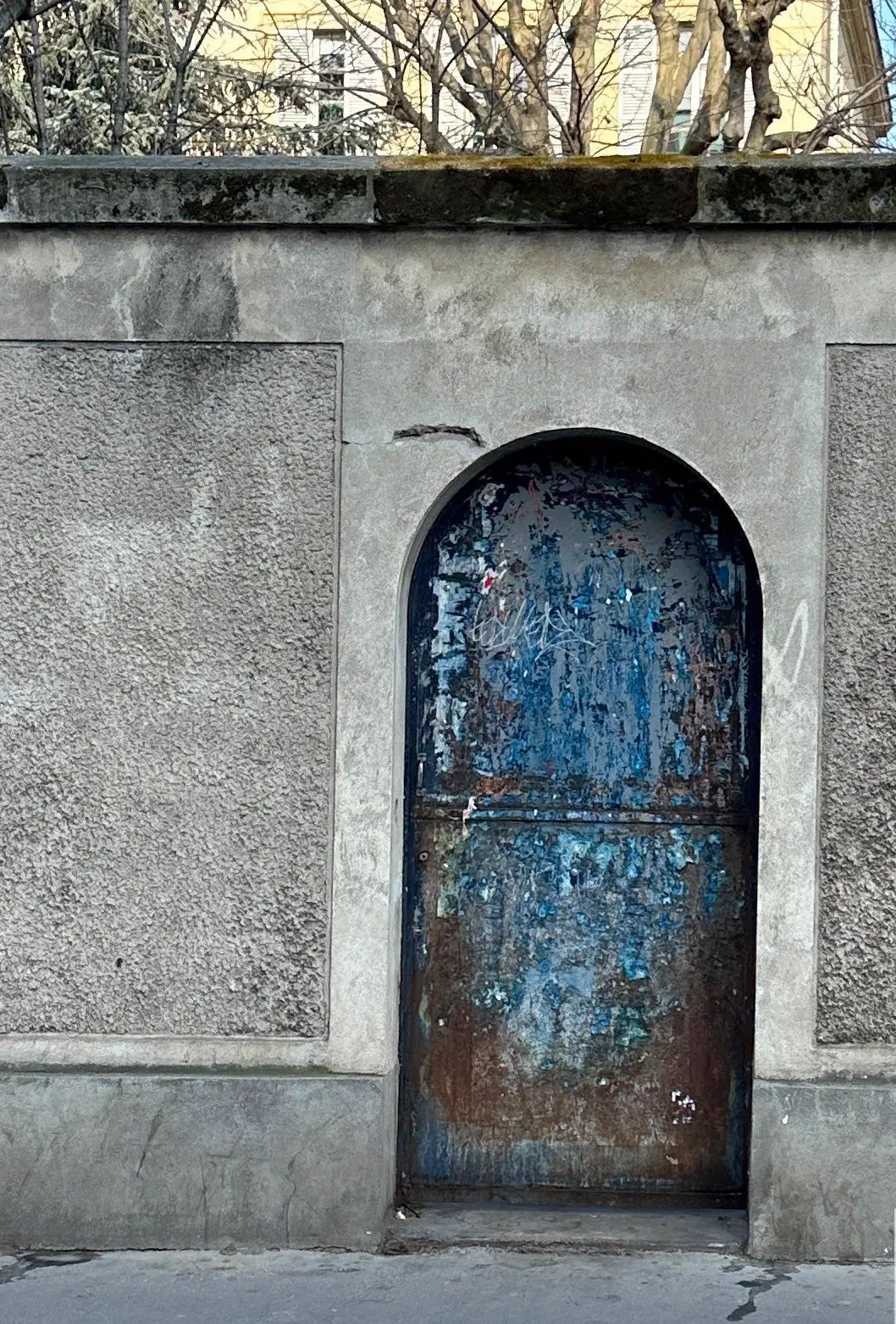 Porte en acier, Institut des Jeunes Aveugles, Paris 7e — 2023, avant : Peintures feuilletées, tôle piquée en pied.