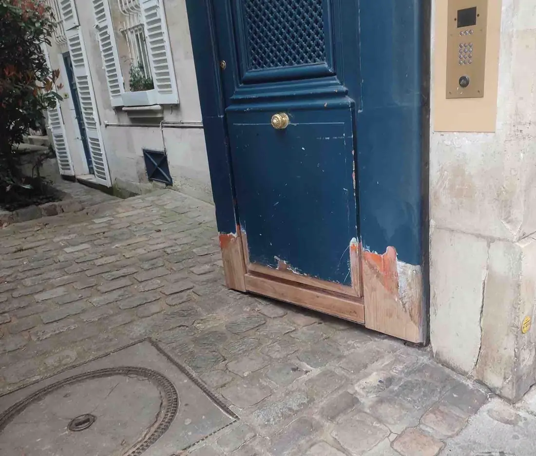 Porte cochère, 16 rue de Condé, Paris — 2025, après : Traverse basse neuve, ajustée au dessin de la moulure d'origine.