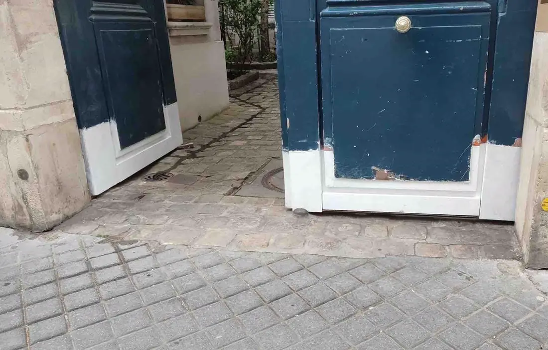 Porte cochère, 16 rue de Condé, Paris — 2025, après : Sous-couche posée. La porte attend sa peinture de finition.