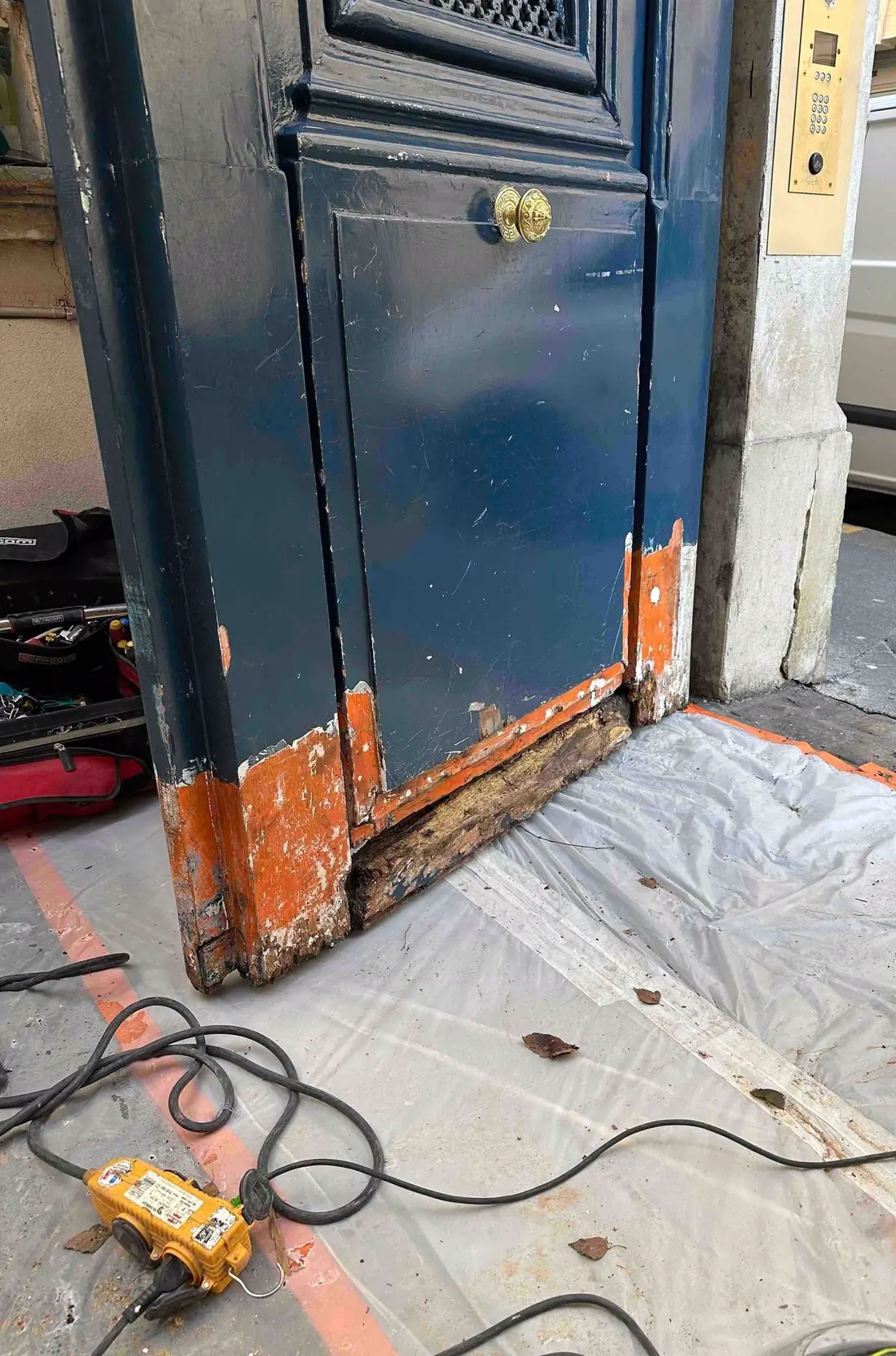 Porte cochère, 16 rue de Condé, Paris — 2025, en cours : La greffe de chêne posée, avant ponçage.