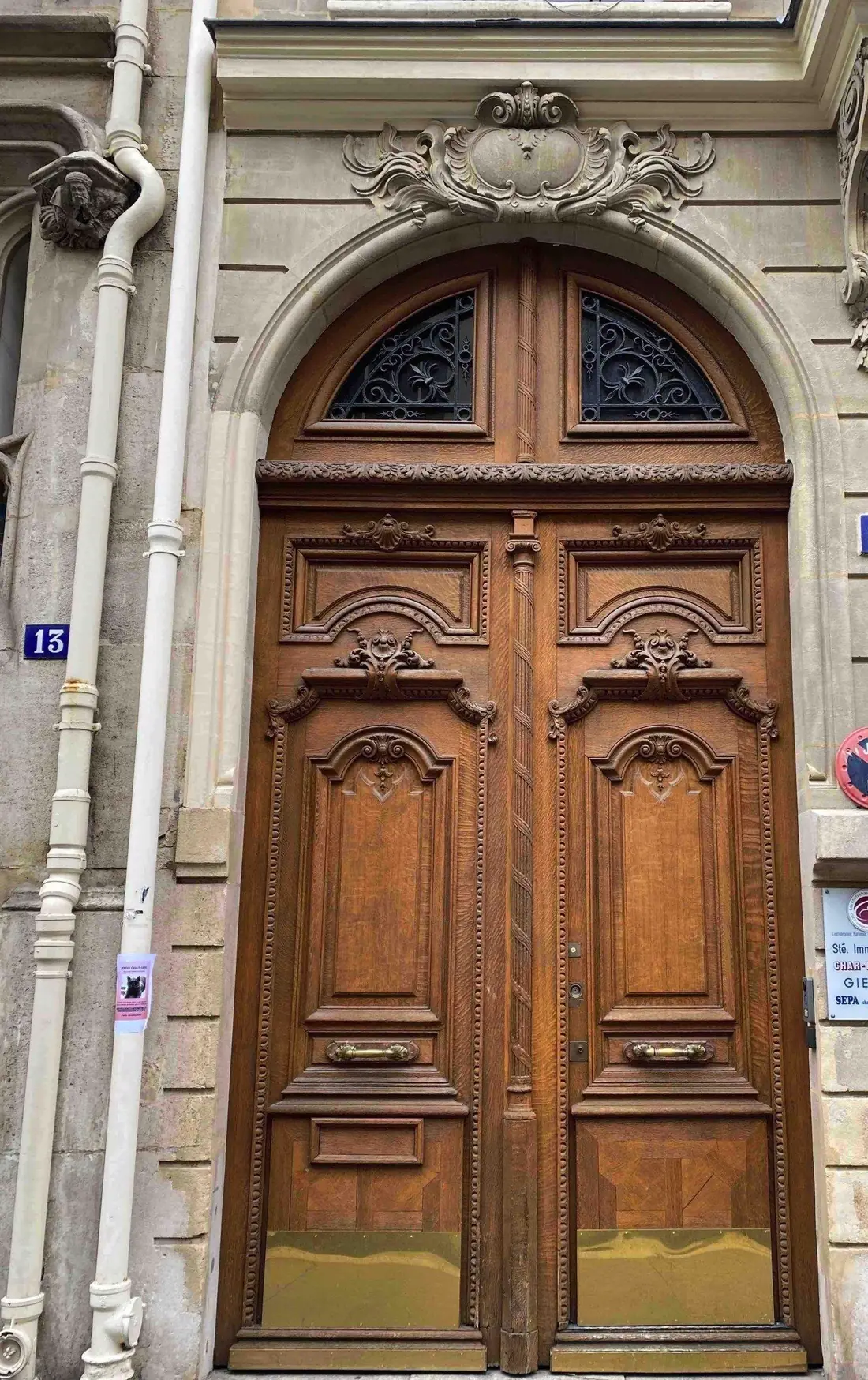 Porte cochère cintrée en bois naturel à panneaux moulurés
