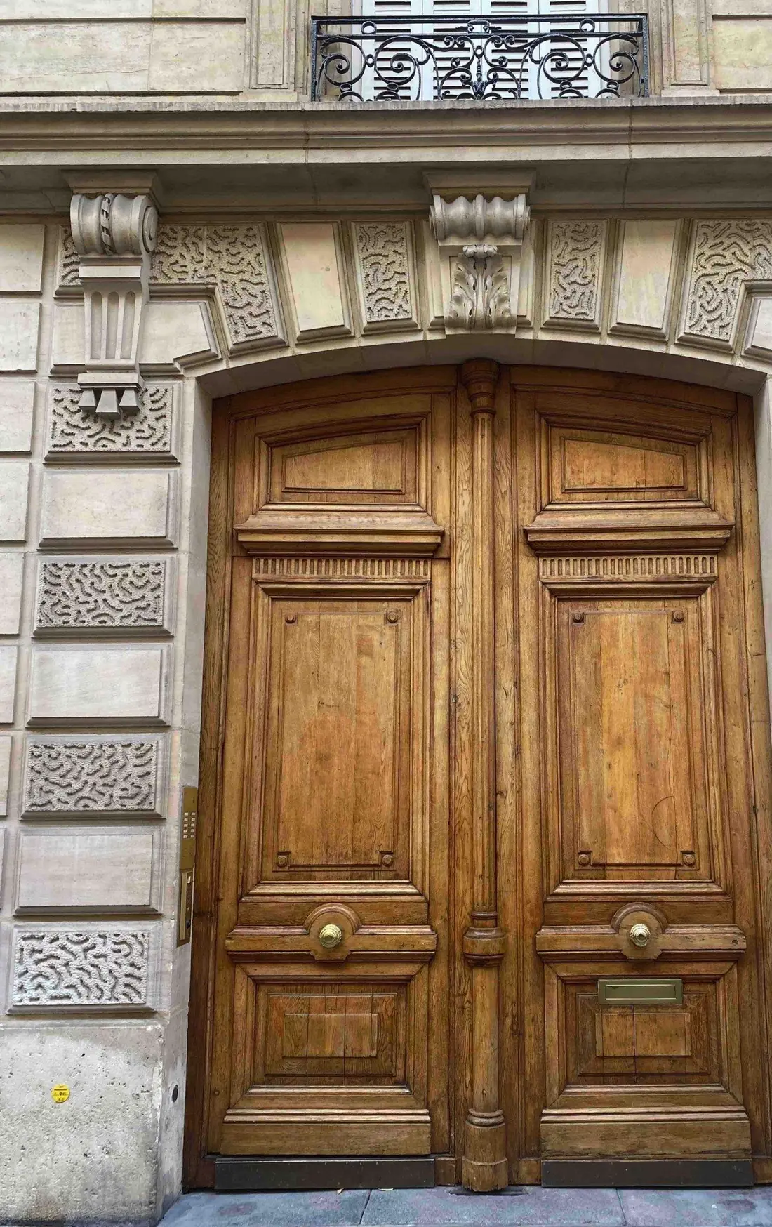 Porte cochère Louis XV en bois naturel à panneaux chantournés