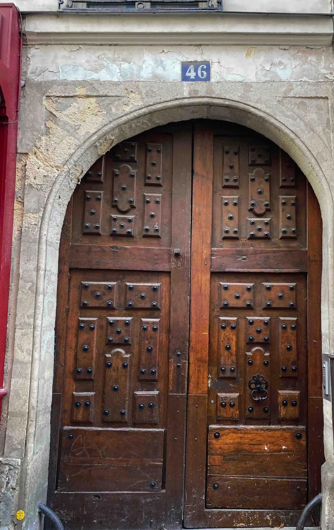 Porte cochère cintrée en chêne à grands panneaux, fin du XVIIe siècle