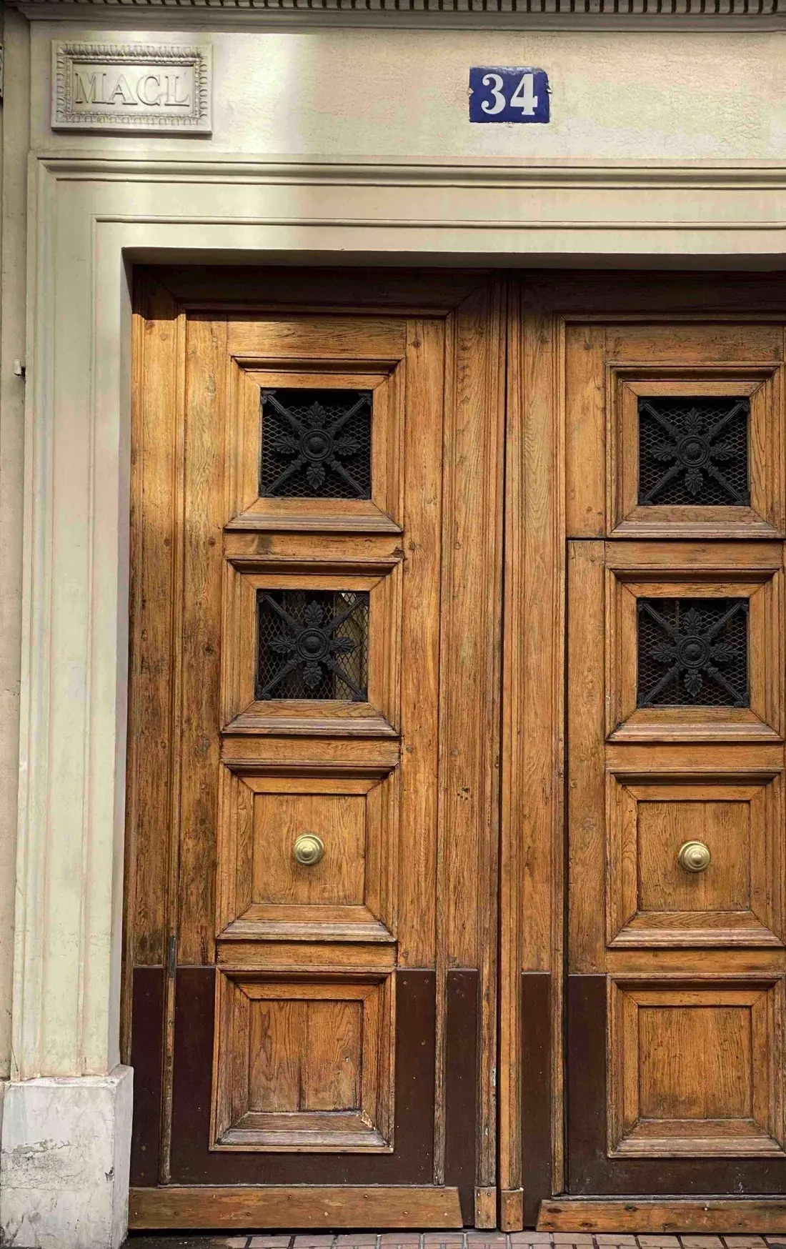 Porte cochère Louis XV en chêne à panneaux sculptés et petites grilles