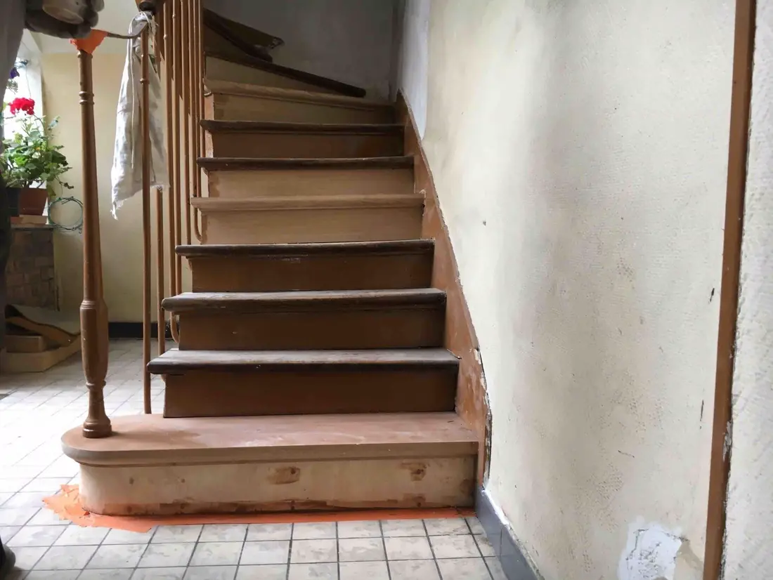 Escalier ancien en chêne dans une maison, marches et contremarches reprises