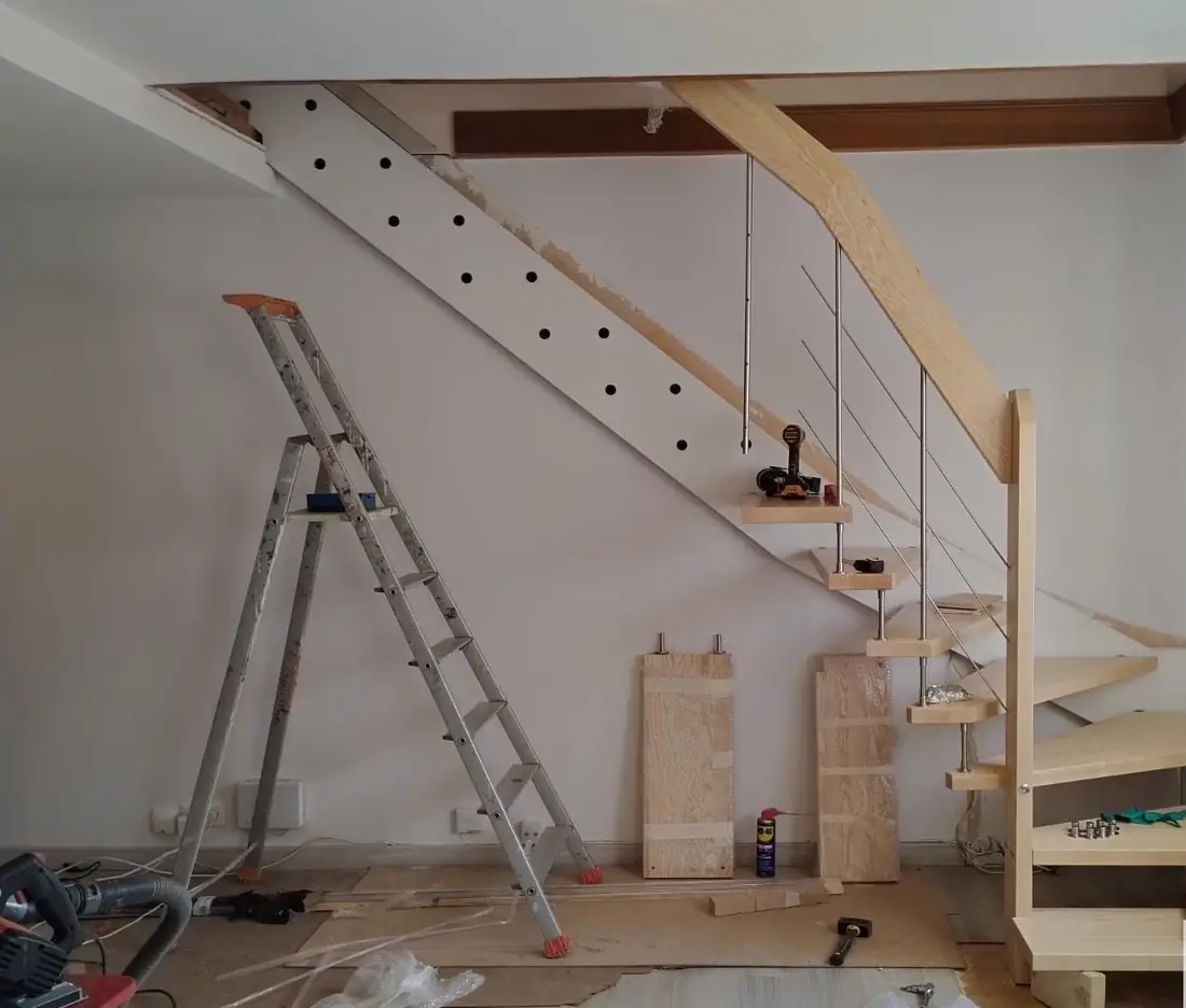 Escalier en cours de pose, escabeau et cartons de marches au pied