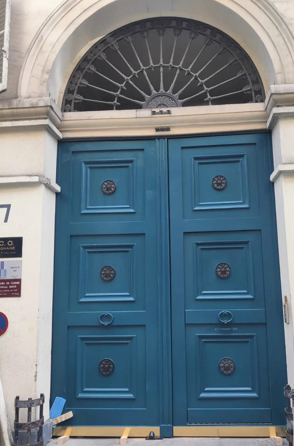 La même porte cochère restaurée et repeinte en bleu pétrole