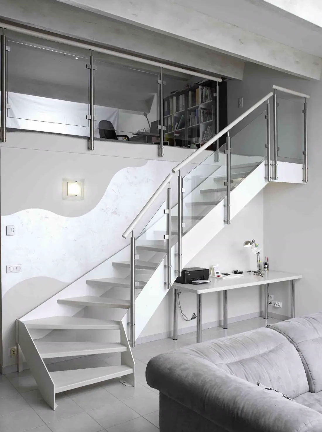 Escalier à marches blanches et garde-corps en verre à potelets inox, intérieur clair