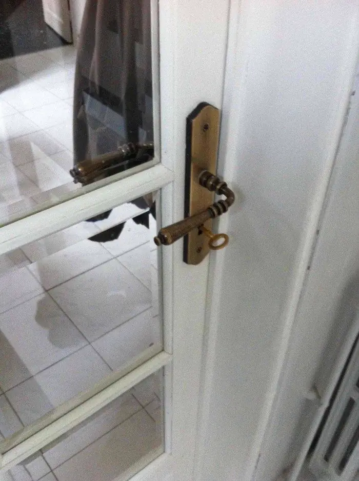 Porte à verres biseautés, béquille et entrée de clé en laiton